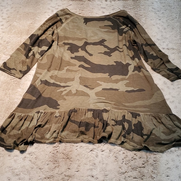 Dantelle Anthropologie Half Sleeve Camouflage Print Ruffle Bottom Top Size S NWT - Picture 7 of 7